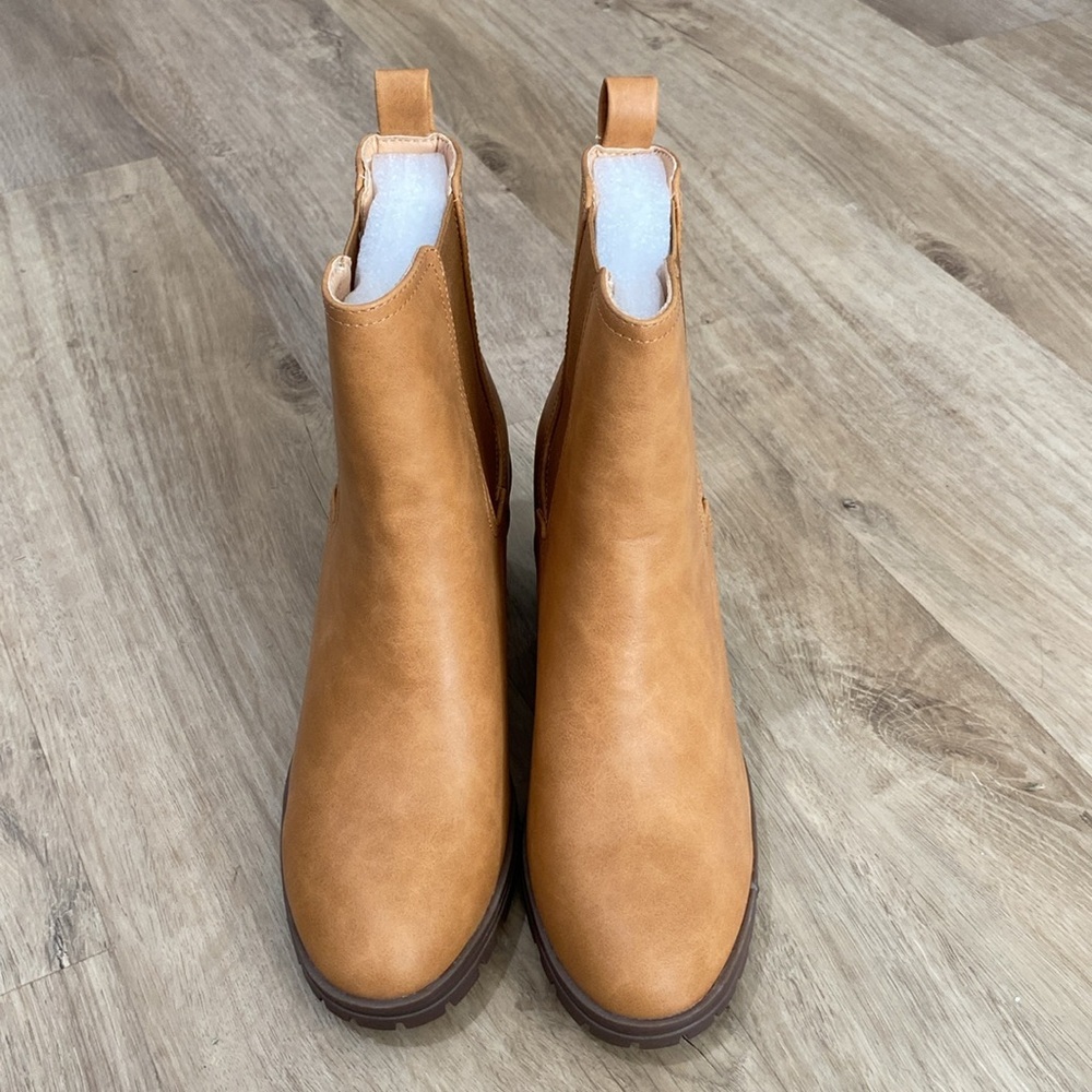 NEW Women’s Zby Heeled Chelsea Boots - Picture 2 of 5